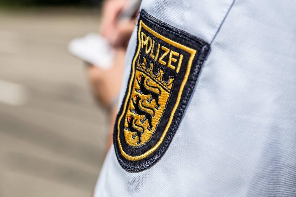 Das Landeswappen von Baden-Württemberg auf der Uniform eines Polizisten: Die Polizei bat baten mögliche Zeugen der Tat, sich zu melden. (Symbolbild)