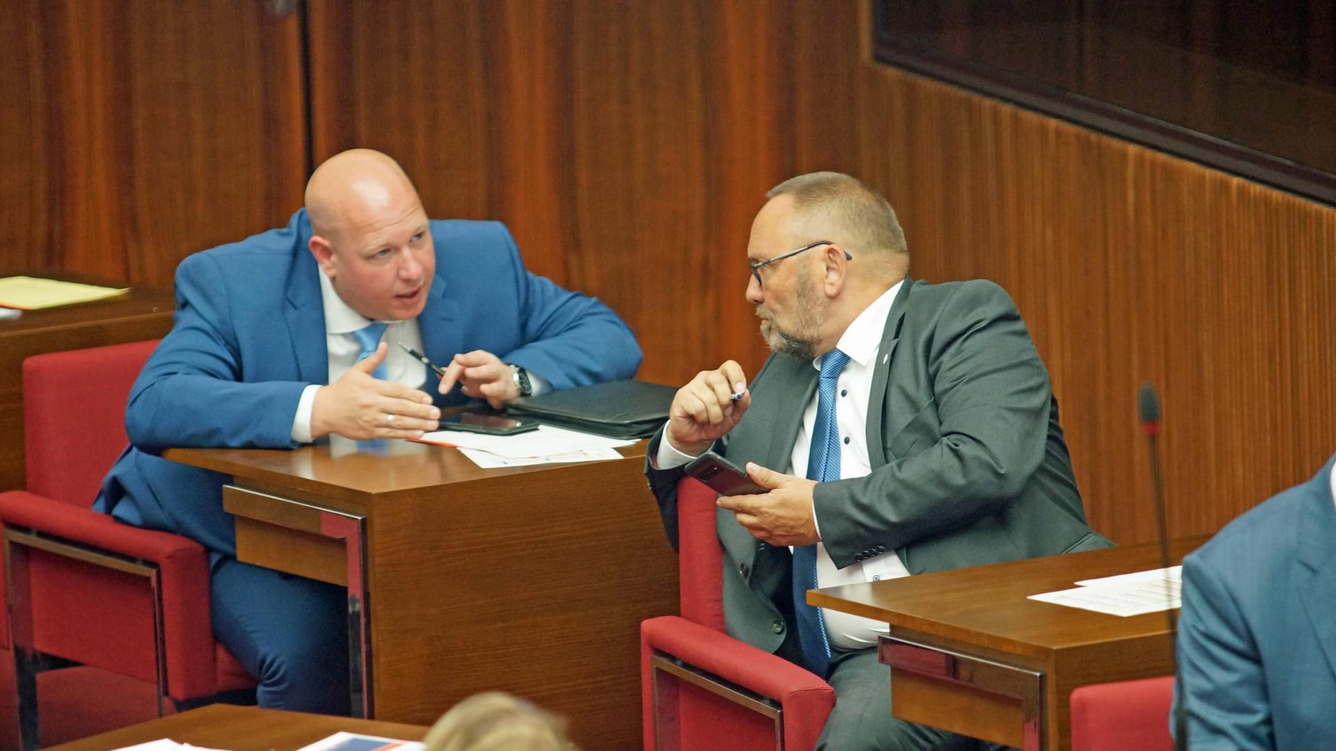 Der Bremer AfD-Landesvorsitzende Frank Magnitz (rechts) im Gespräch mit Mark Runge: Beide haben nach einem Streit die Fraktion verlassen. Der Bremer AfD-Landesvorsitzende Frank Magnitz (rechts) im Gespräch mit Mark Runge: Beide haben nach einem Streit die Fraktion verlassen.