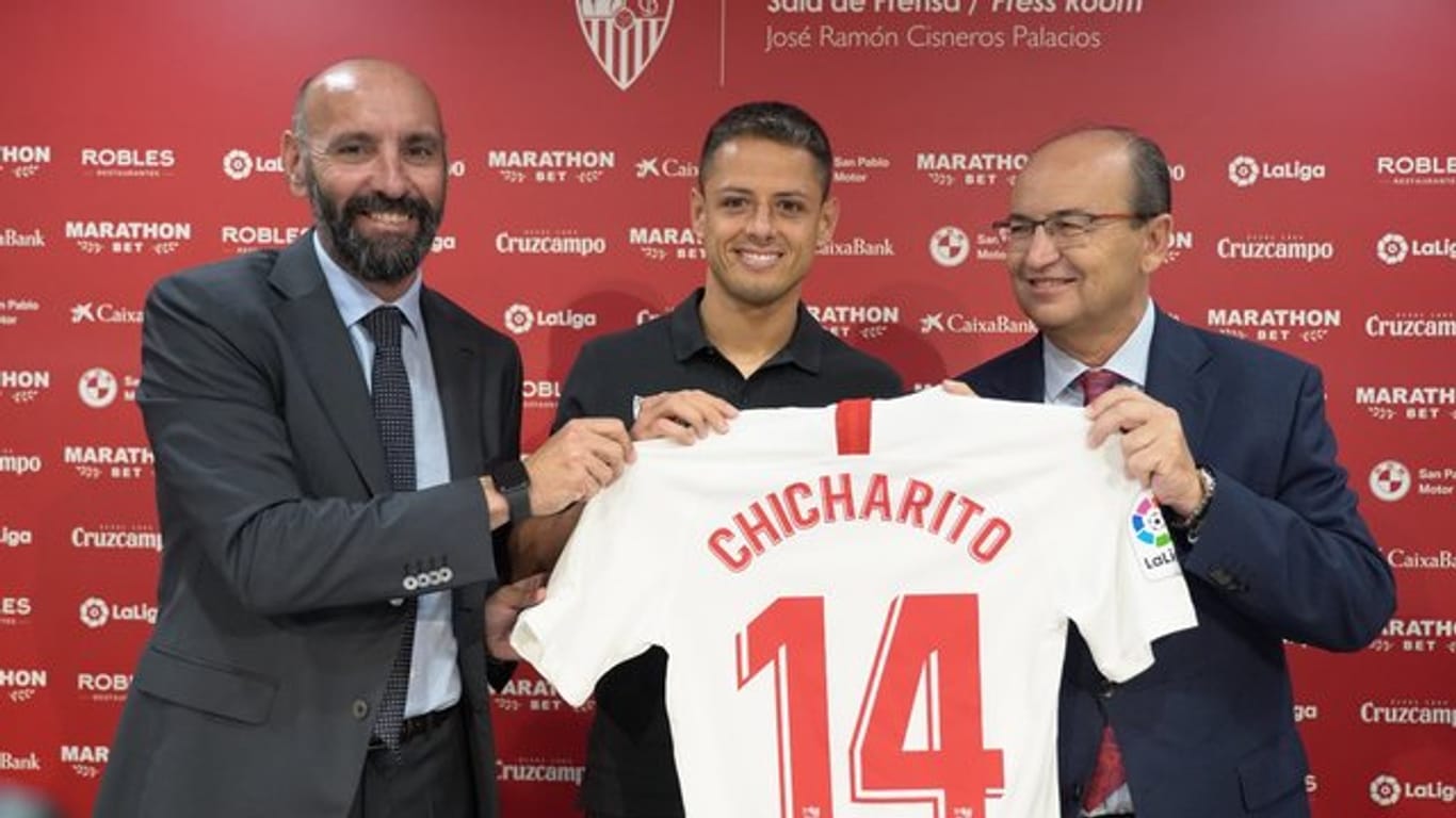 Javier "Chicharito" Hernandez (M) wird beim FC Sevilla präsentiert.