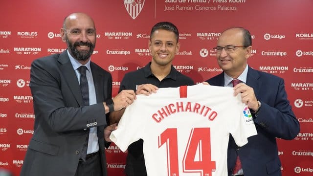 Javier "Chicharito" Hernandez (M) wird beim FC Sevilla präsentiert.