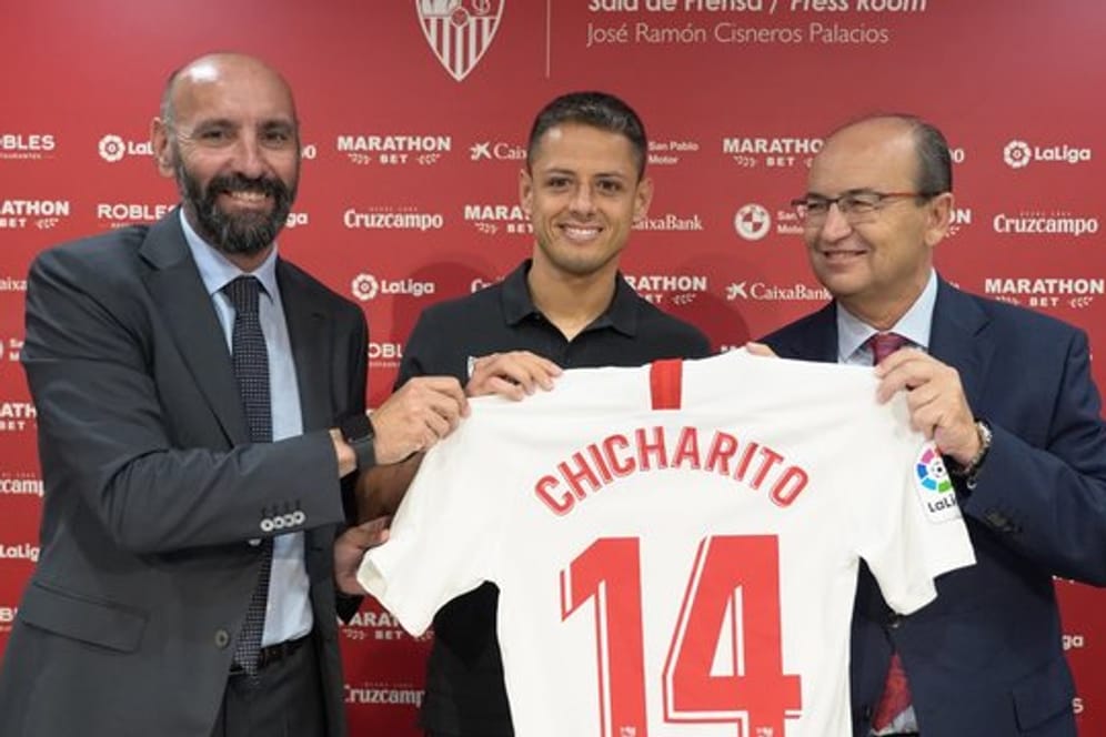 Javier "Chicharito" Hernandez (M) wird beim FC Sevilla präsentiert.