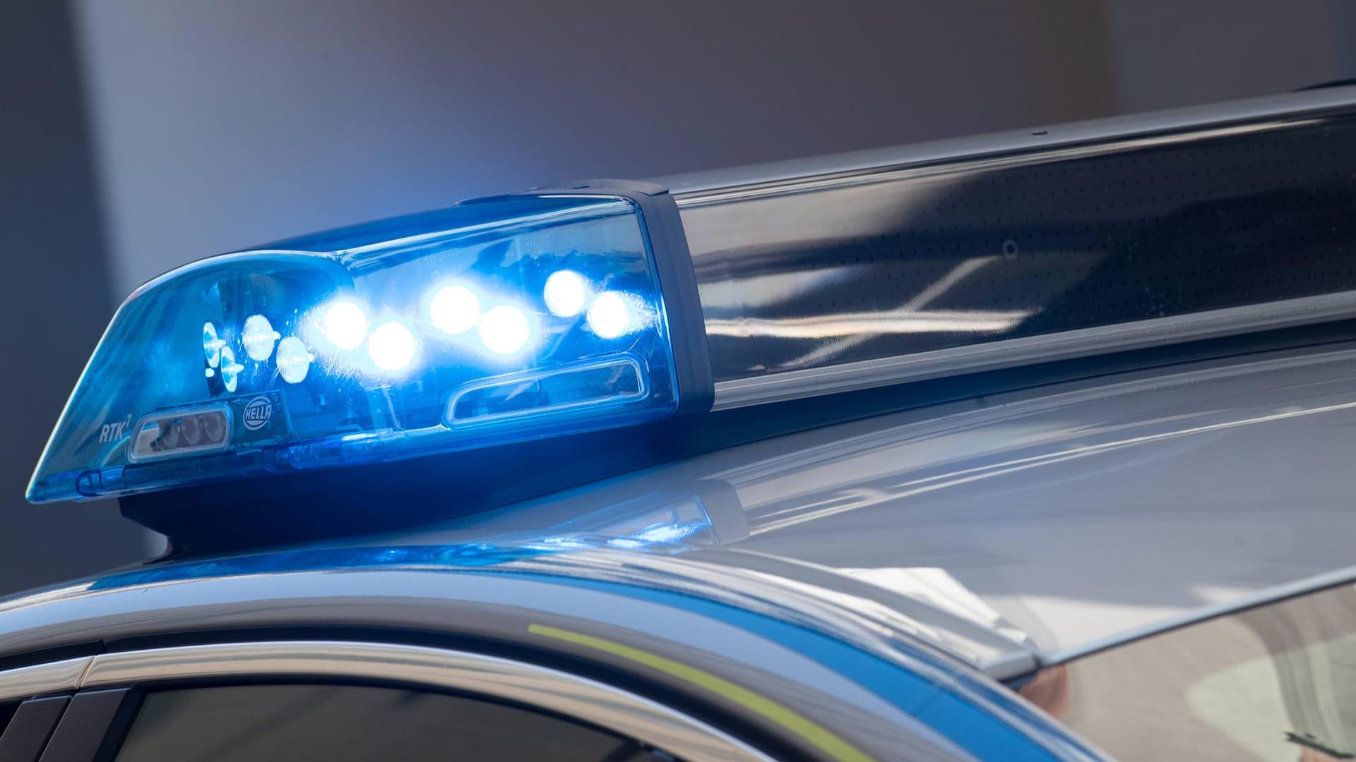 Blaulicht eines Einsatzfahrzeuges der Polizei: Ein Verdächtiger ist bei einem Einsatz mit einer Schusswaffe verletzt worden. Blaulicht eines Einsatzfahrzeuges der Polizei: Ein Verdächtiger ist bei einem Einsatz mit einer Schusswaffe verletzt worden.