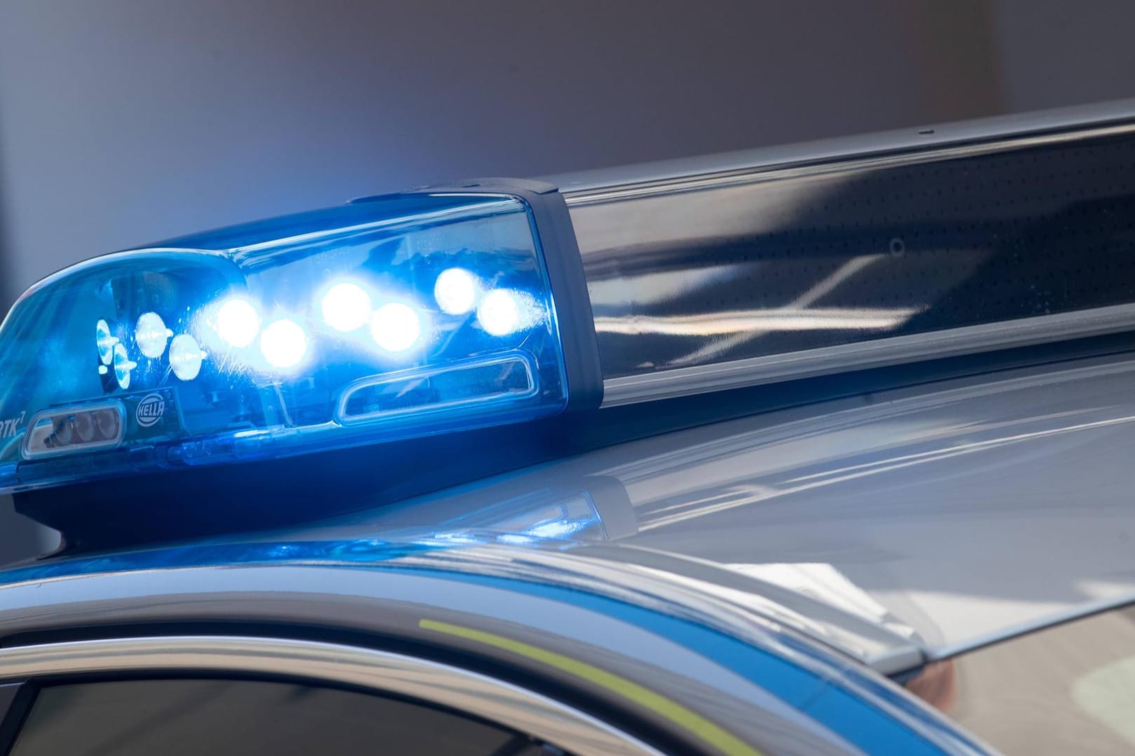 Blaulicht eines Einsatzfahrzeuges der Polizei: Ein Verdächtiger ist bei einem Einsatz mit einer Schusswaffe verletzt worden.