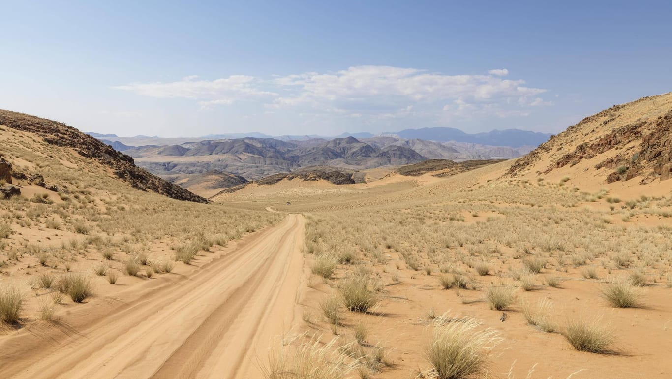 Eine Sandpiste in Namibia: Das Land befürchtet befürchtet bis zu 40-prozentige Ernteeinbrüche wegen der anhaltenden Dürre. (Symbolbild)
