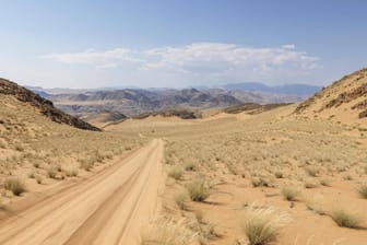 Eine Sandpiste in Namibia: Das Land befürchtet befürchtet bis zu 40-prozentige Ernteeinbrüche wegen der anhaltenden Dürre. (Symbolbild)