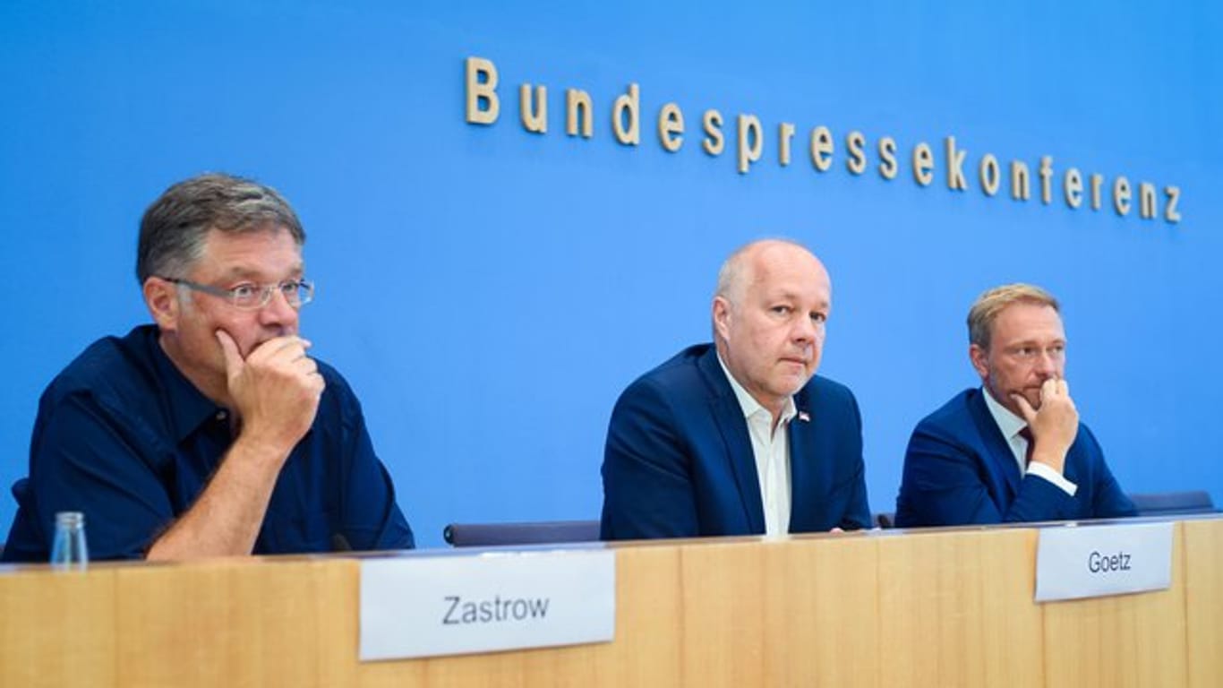 Ernste Gesichter nach den Landtagswahlen: Holger Zastrow, FDP-Spitzenkandidat in Sachsen, Hans-Peter Goetz, Spitzenkandidat der FDP in Brandenburg, und FDP-Chef Christian Lindner (v.