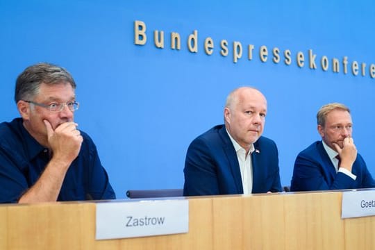 Ernste Gesichter nach den Landtagswahlen: Holger Zastrow, FDP-Spitzenkandidat in Sachsen, Hans-Peter Goetz, Spitzenkandidat der FDP in Brandenburg, und FDP-Chef Christian Lindner (v.