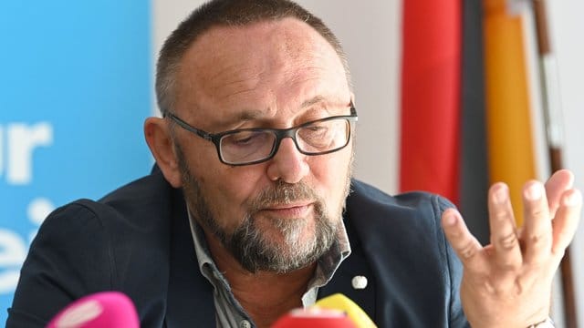 Frank Magnitz, Vorsitzender der AfD in Bremen, erklärt bei einer Pressekonferenz seinen und den Austritt zwei anderer Mitglieder aus der AfD-Fraktion der Bremer Bürgerschaft.