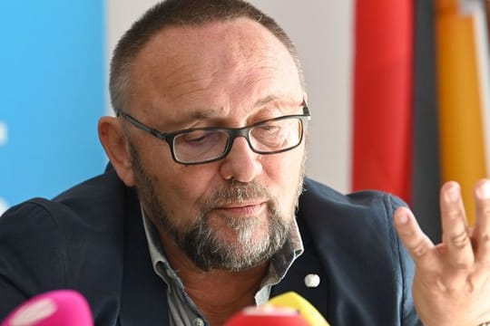 Frank Magnitz, Vorsitzender der AfD in Bremen, erklärt bei einer Pressekonferenz seinen und den Austritt zwei anderer Mitglieder aus der AfD-Fraktion der Bremer Bürgerschaft.