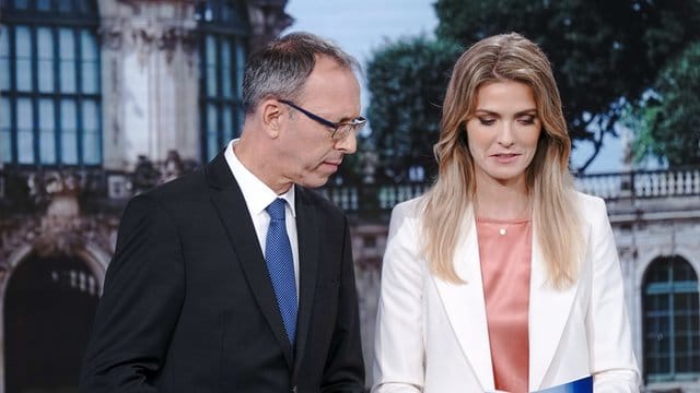 MDR-Moderatorin Wiebke Binder spricht im ARD-Wahlstudio mit Jörg Urban, Spitzenkandidat der AfD in Sachsen.