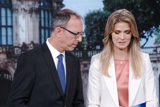 MDR-Moderatorin Wiebke Binder spricht im ARD-Wahlstudio mit Jörg Urban, Spitzenkandidat der AfD in Sachsen.