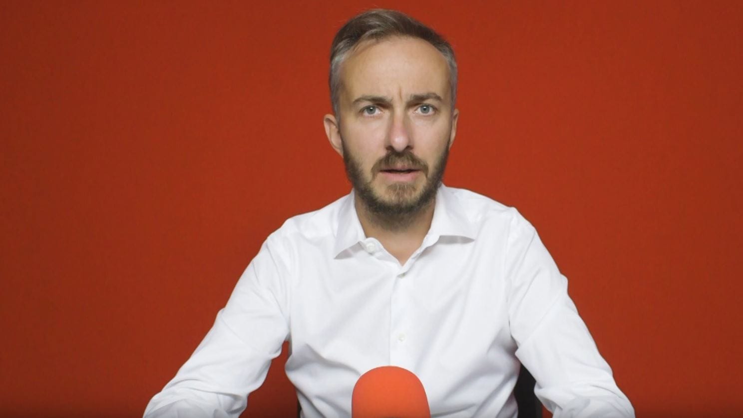 Der Satiriker Jan Böhmermann in seiner Videobotschaft: Noch prüft sein Team laut eigenen Angaben die juristische Anfechtbarkeit der Entscheidung.