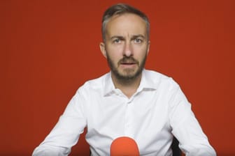 Der Satiriker Jan Böhmermann in seiner Videobotschaft: Noch prüft sein Team laut eigenen Angaben die juristische Anfechtbarkeit der Entscheidung.