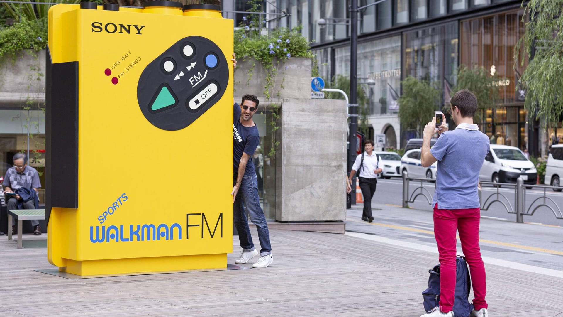 Ein Mann steht neben einer großen Walkman-Plastik: Auch wenn die Generation Z das Abspielgerät nicht kennt, so ist das Produkt bei ihnen denn och beliebt.
