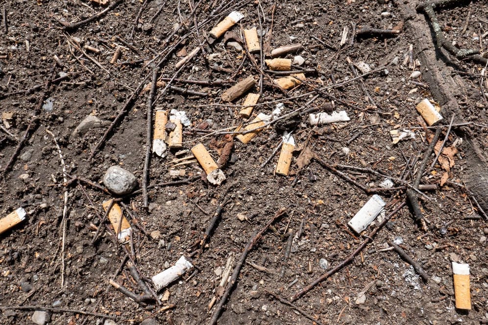 Zigarettenstummel auf dem Boden: Wer seine Kippe achtlos wegwirft, muss in Köln in Zukunft mehr bezahlen.