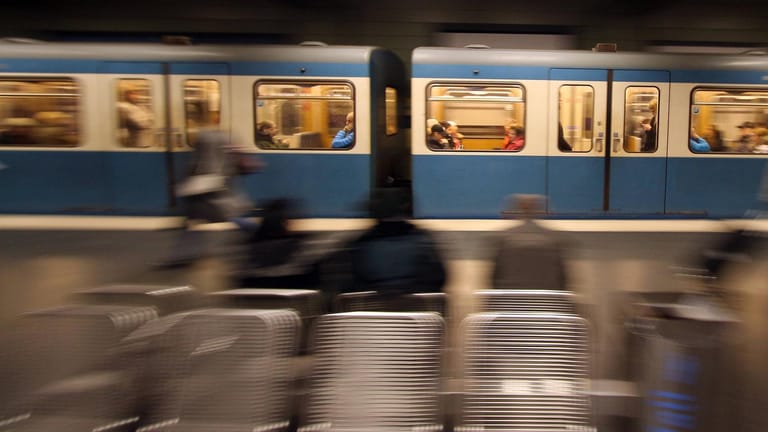 Ausfahrender Zug in München: Die betroffene U-Bahn-Linie war für etwa drei Stunden gesperrt. (Symbolbild)