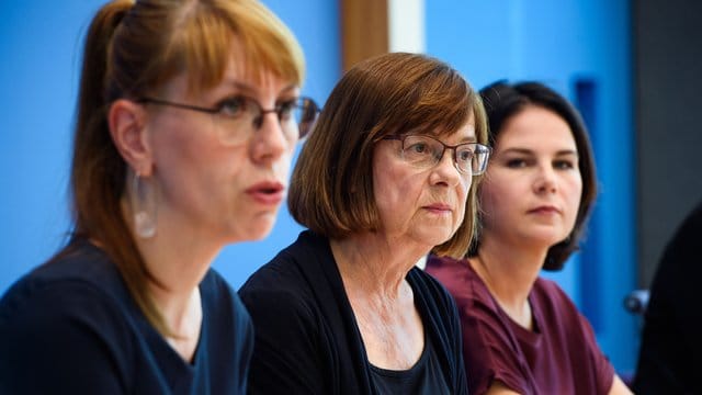 Selbstbewusst am Tag danach: Die beiden Grünen-Spitzenkandidatinnen Katja Meier und Ursula Nonnemacher mit Parteichefin Annalena Baerbock (v.