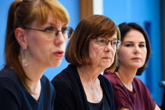 Selbstbewusst am Tag danach: Die beiden Grünen-Spitzenkandidatinnen Katja Meier und Ursula Nonnemacher mit Parteichefin Annalena Baerbock (v.