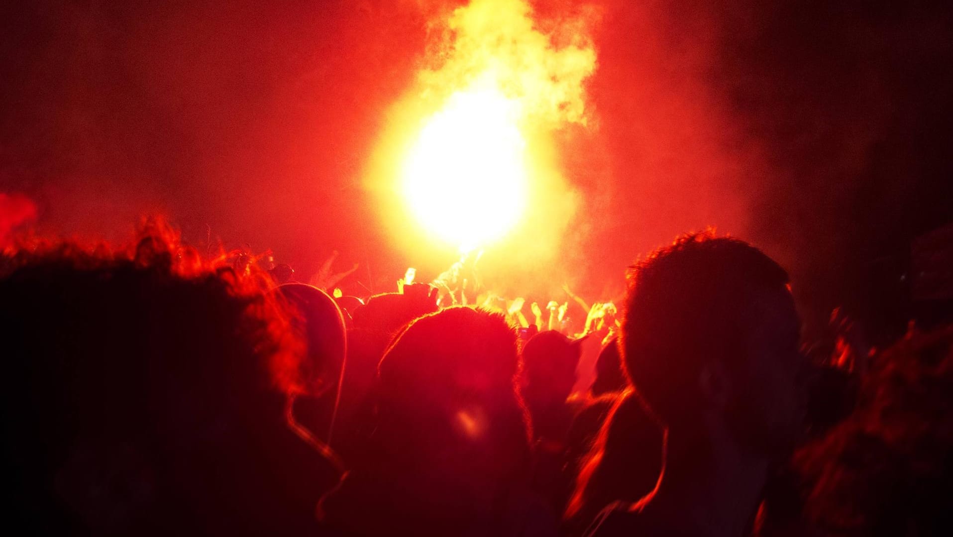 Pyrotechnik auf einer Bühne. (Symbolbild)