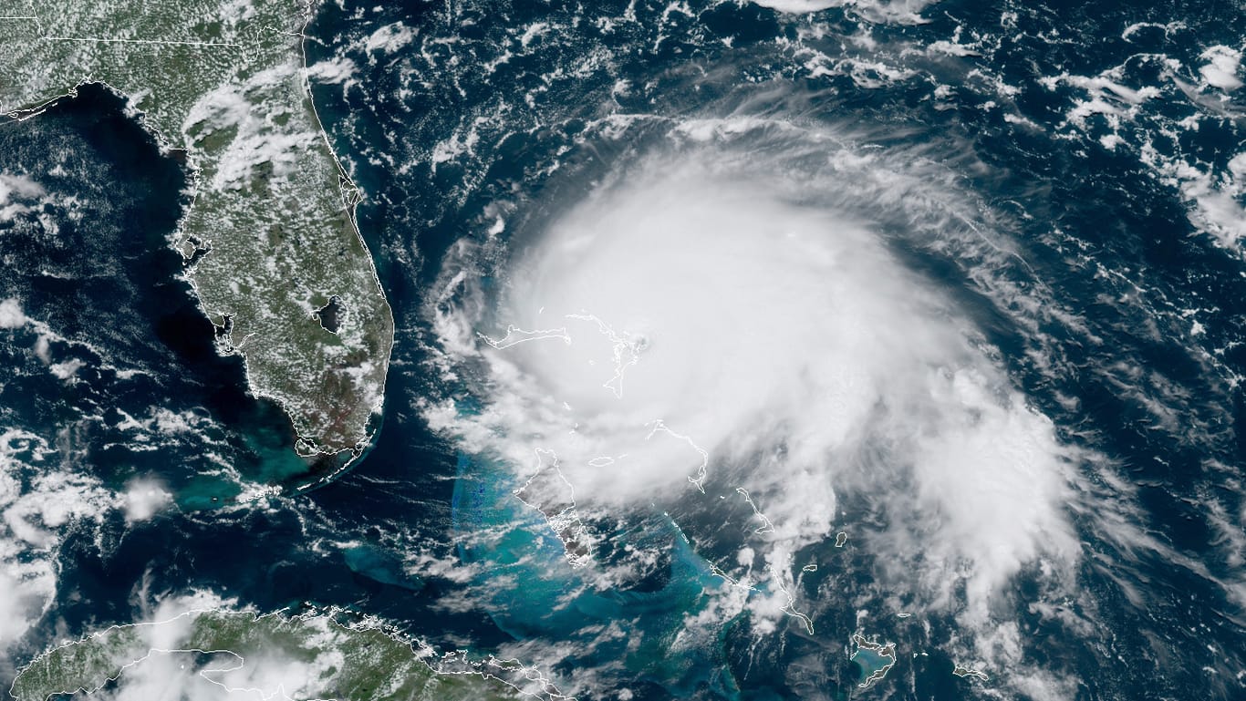 Satellitenbild: Hurrikan "Dorian" bewegt sich über offene Gewässer im Atlantik auf Florida zu.