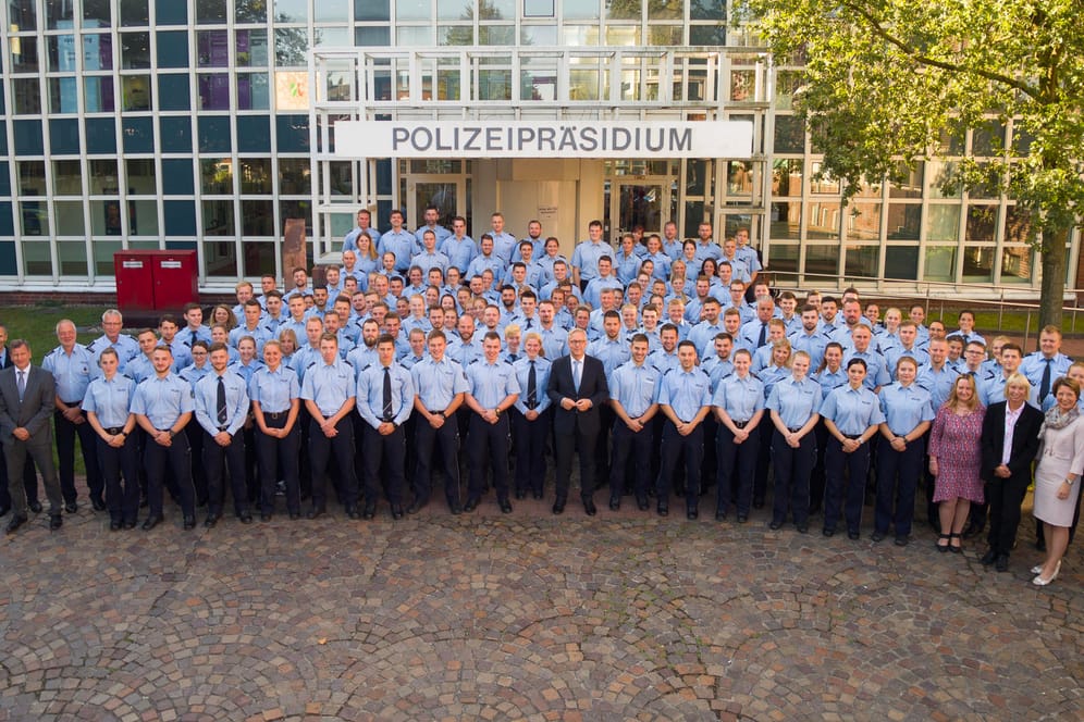 Polizeibeamtinnen und -beamte stehen vor dem Polizeipräsidium in Dortmund: 160 haben nun ihren Dienst in der Stadt aufgenommen.