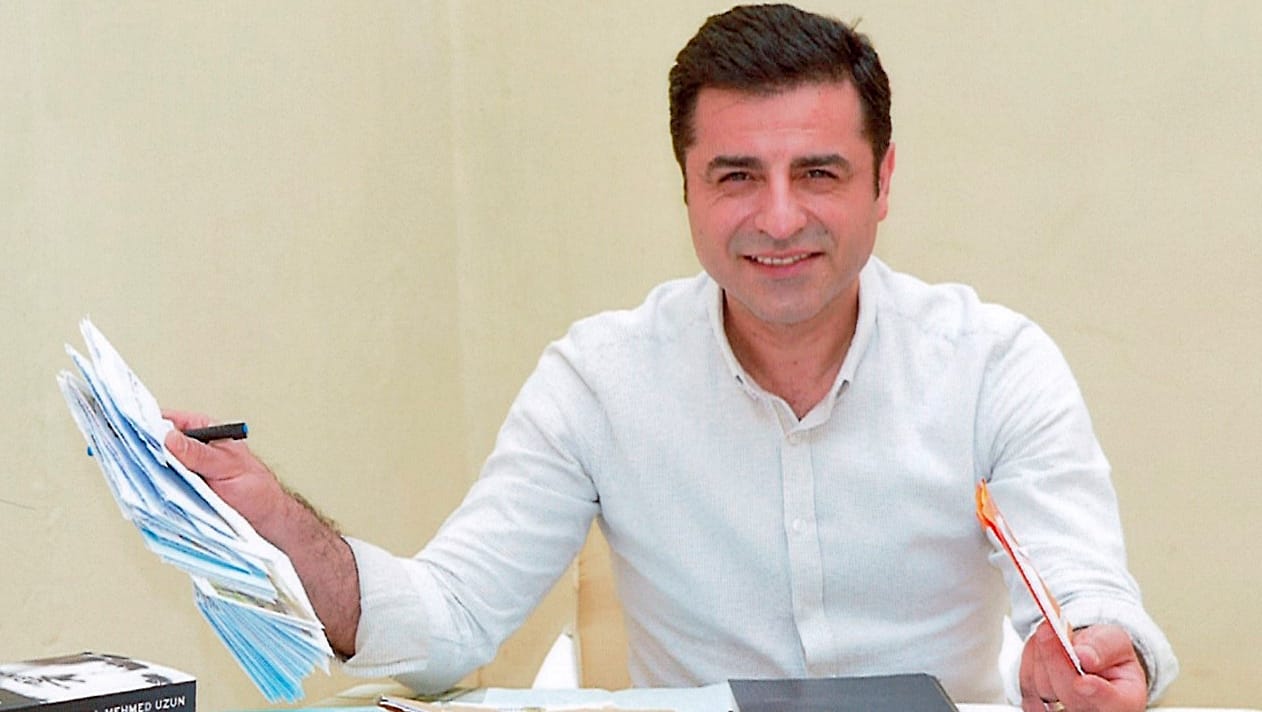 Erdogan-Gegner Selahattin Demirtas in seiner Zelle: Der Oppositionelle soll einem Gerichtsurteil zufolge freikommen.