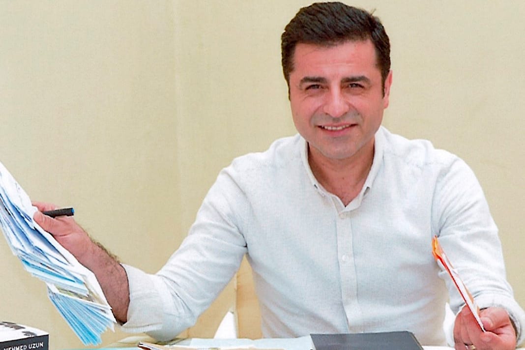 Erdogan-Gegner Selahattin Demirtas in seiner Zelle: Der Oppositionelle soll einem Gerichtsurteil zufolge freikommen.