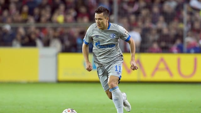 Wechselt von Gelsenkirchen nach Donezk: Jewgeni Konopljanka von Schalke am Ball. Wechselt von Gelsenkirchen nach Donezk: Jewgeni Konopljanka von Schalke am Ball.