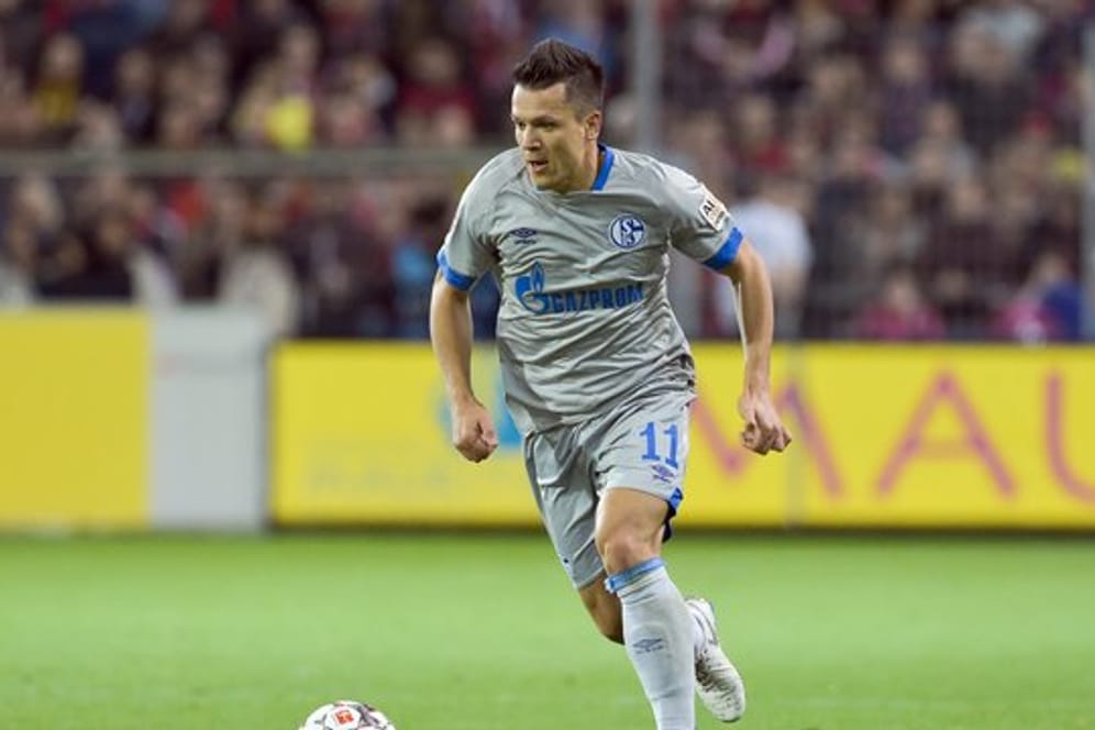 Wechselt von Gelsenkirchen nach Donezk: Jewgeni Konopljanka von Schalke am Ball.