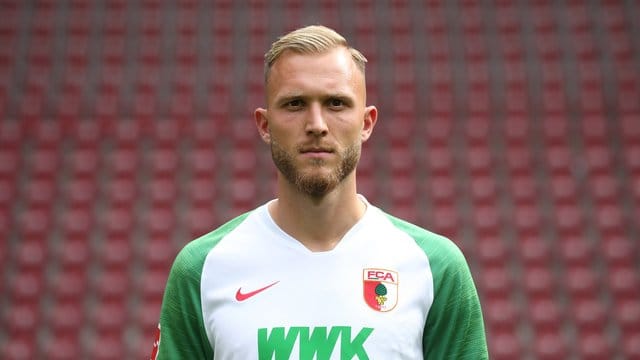 Wechselt auf Leihbasis vom FC Augsburg zu 1860 München in die dritte Liga. Wechselt auf Leihbasis vom FC Augsburg zu 1860 München in die dritte Liga.
