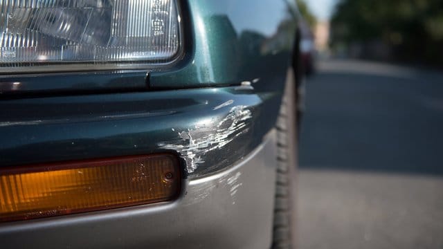 Auto mit Kratzern: Wenn es beim Ausparken aus der Parklücke gekracht hat, sollte Autofahrer immer die Polizei rufen.