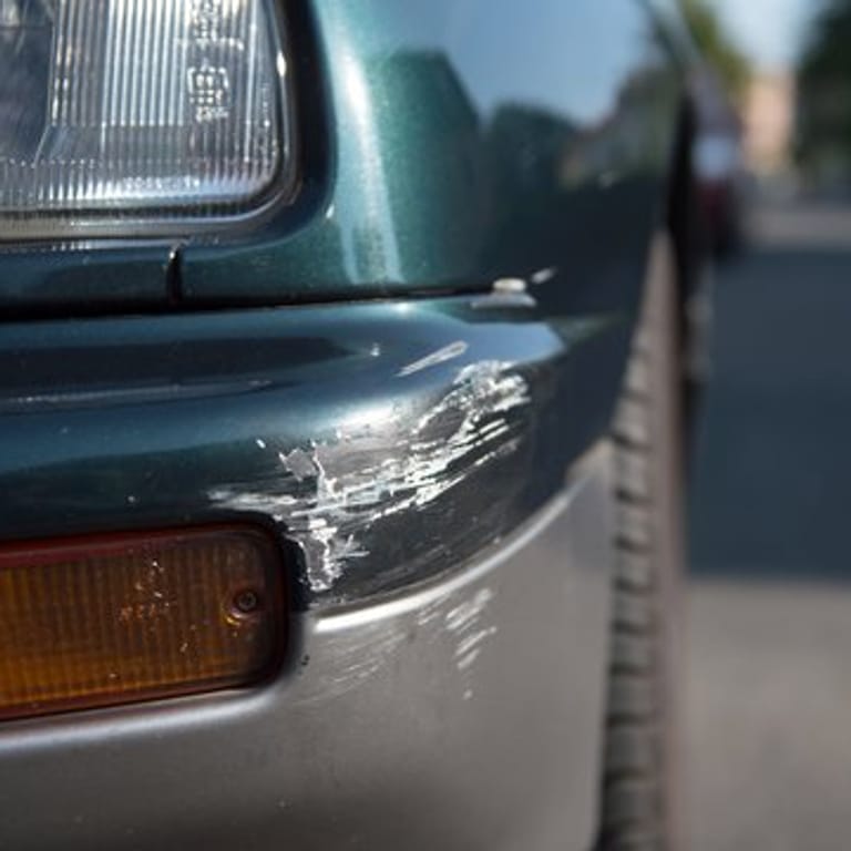 Auto mit Kratzern: Wenn es beim Ausparken aus der Parklücke gekracht hat, sollte Autofahrer immer die Polizei rufen.