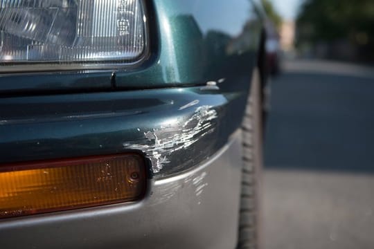 Auto mit Kratzern: Wenn es beim Ausparken aus der Parklücke gekracht hat, sollte Autofahrer immer die Polizei rufen.