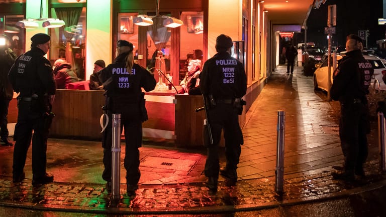 Bochum: Polizisten sichern während einer Razzia von Zoll und Polizei eine Shisha-Bar.