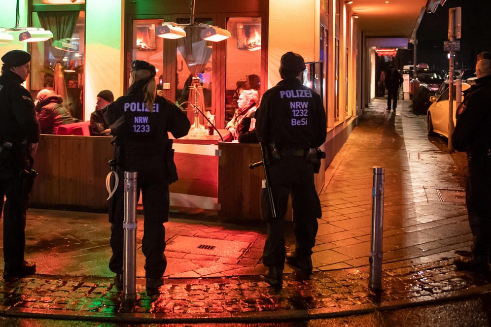 Bochum: Polizisten sichern während einer Razzia von Zoll und Polizei eine Shisha-Bar.