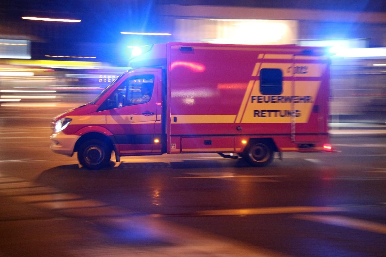 Rettungswagen im Einsatz (Symbolbild): Der Mann starb noch an der U-Bahnstation.