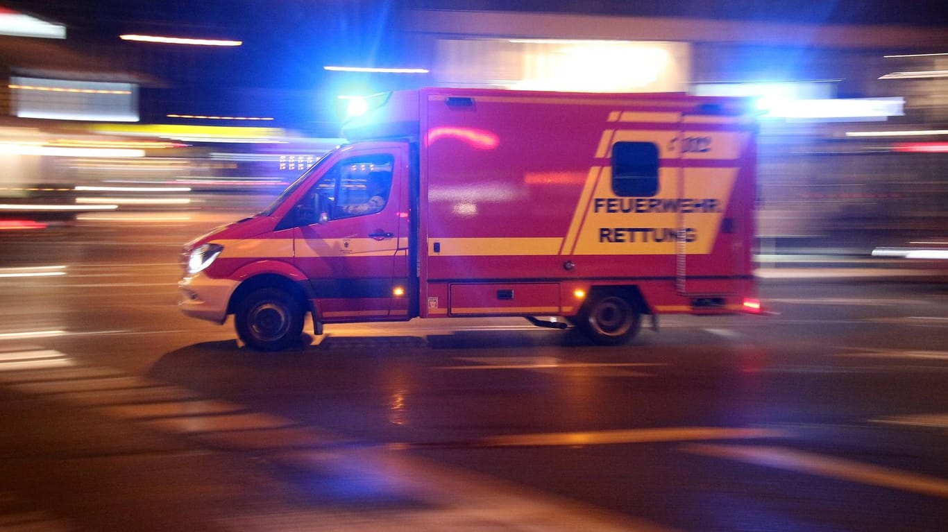 Rettungswagen im Einsatz (Symbolbild): Der Mann starb noch an der U-Bahnstation.