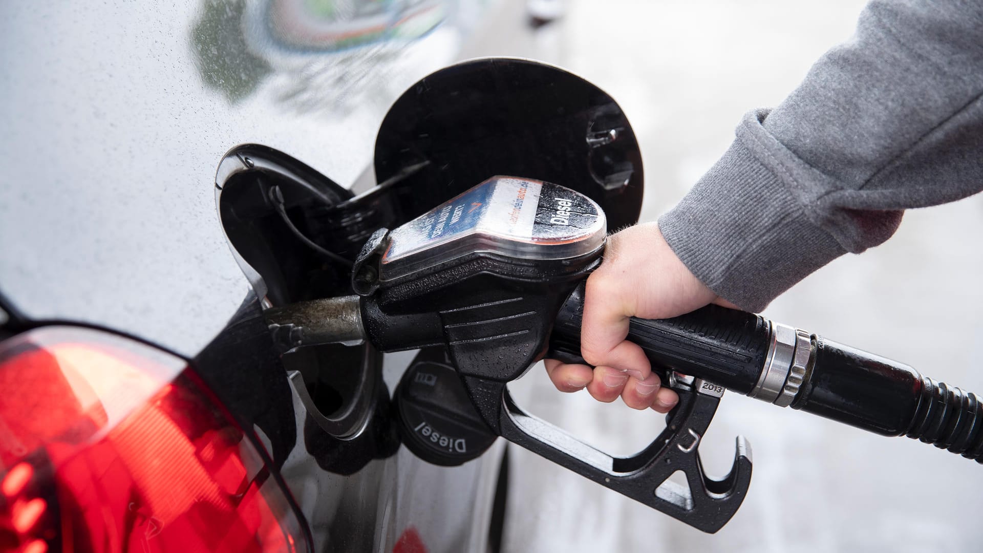 Ein Autofahrer steckt einen Diesel-Zapfhahn in die Tanköffnung seines Fahrzeugs: Die CSU-Landesgruppe im Bundestag will Diesel, Benzin, Heizöl und Erdgas über einen nationalen Handel mit CO2-Verschmutzungsrechten teurer machen.