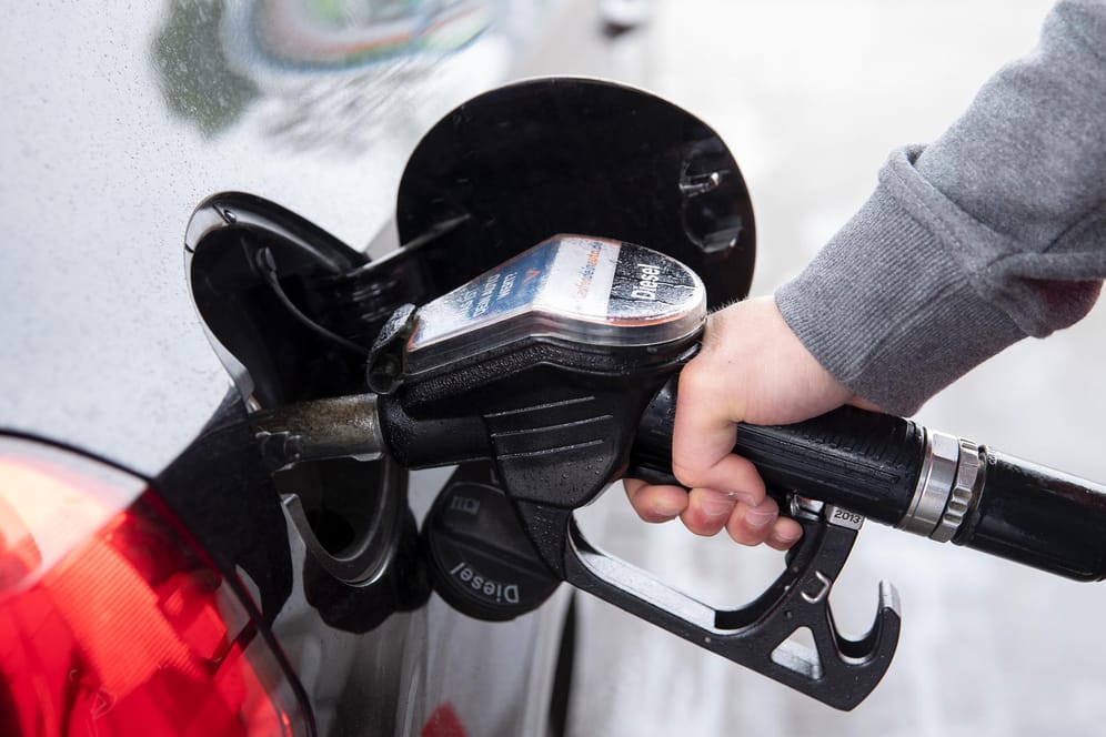 Ein Autofahrer steckt einen Diesel-Zapfhahn in die Tanköffnung seines Fahrzeugs: Die CSU-Landesgruppe im Bundestag will Diesel, Benzin, Heizöl und Erdgas über einen nationalen Handel mit CO2-Verschmutzungsrechten teurer machen.
