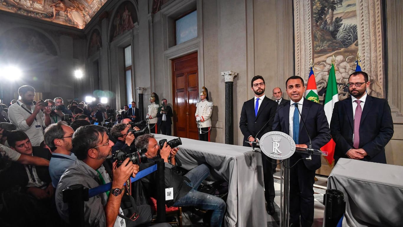Chef der Fünf-Sterne-Bewegung in Italien, Luigi Di Maio (2.v.r.), spricht zu Journalisten: Die Fünf-Sterne-Bewegung in Italien hat sich mit den Sozialdemokraten auf Conte als neuen Premier einer gemeinsamen Regierung verständigt.