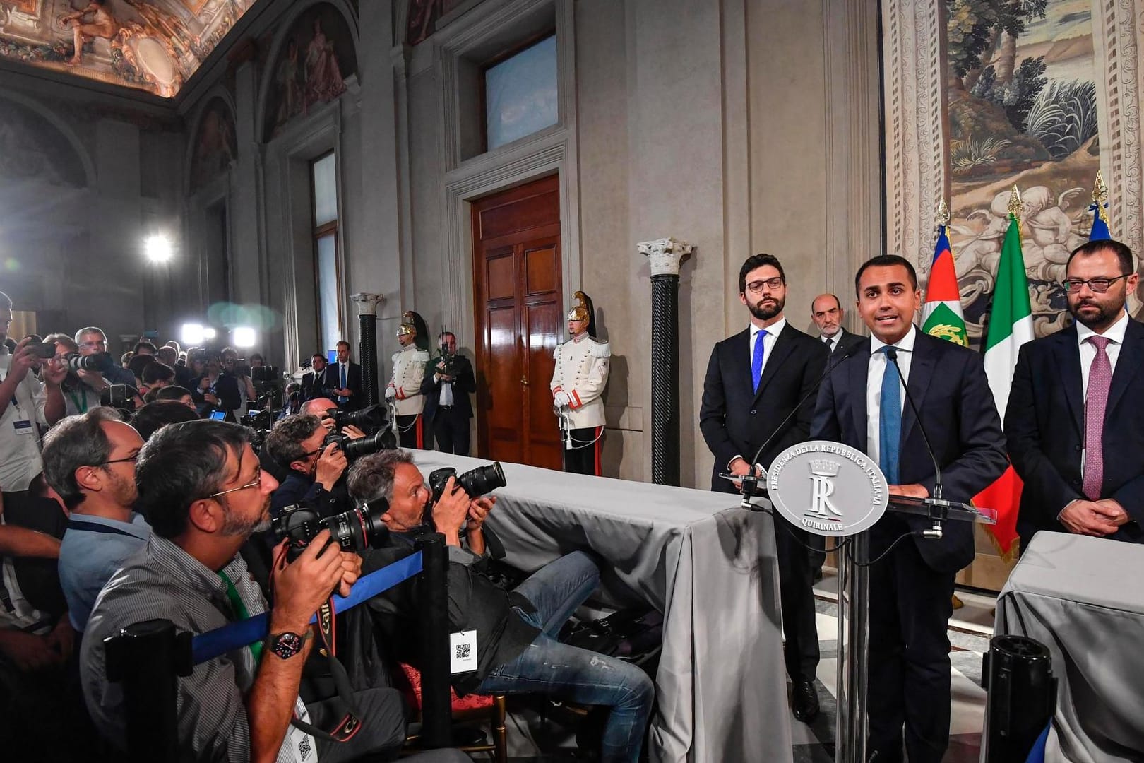 Chef der Fünf-Sterne-Bewegung in Italien, Luigi Di Maio (2.v.r.), spricht zu Journalisten: Die Fünf-Sterne-Bewegung in Italien hat sich mit den Sozialdemokraten auf Conte als neuen Premier einer gemeinsamen Regierung verständigt.