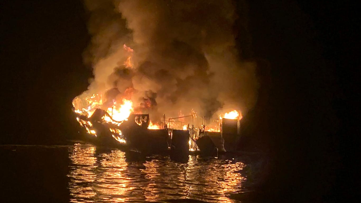 Das Touristenboot "Conception": Nahe einer Insel vor der Küste des US-Westküstenstaates Kalifornien brach in der Nacht an Bord des Schiffes ein Feuer aus.