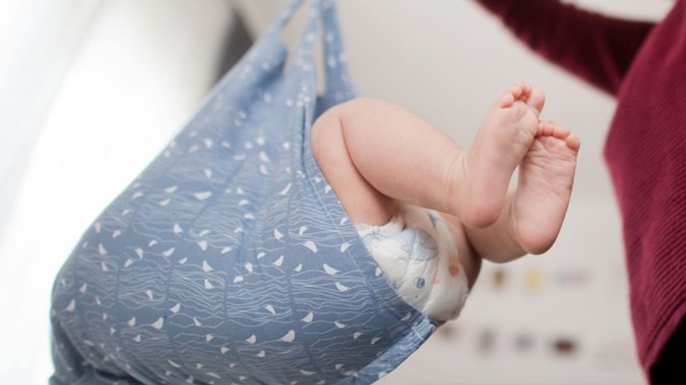 Säugling wird gewogen: Im vergangenen kamen in Deutschland 787.500 Kinder auf die Welt – rund 2.600 Neugeborene mehr als im Jahr zuvor.