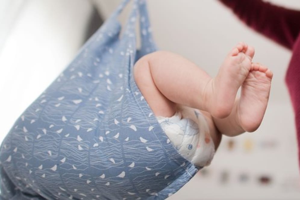 Säugling wird gewogen: Im vergangenen kamen in Deutschland 787.500 Kinder auf die Welt – rund 2.600 Neugeborene mehr als im Jahr zuvor.