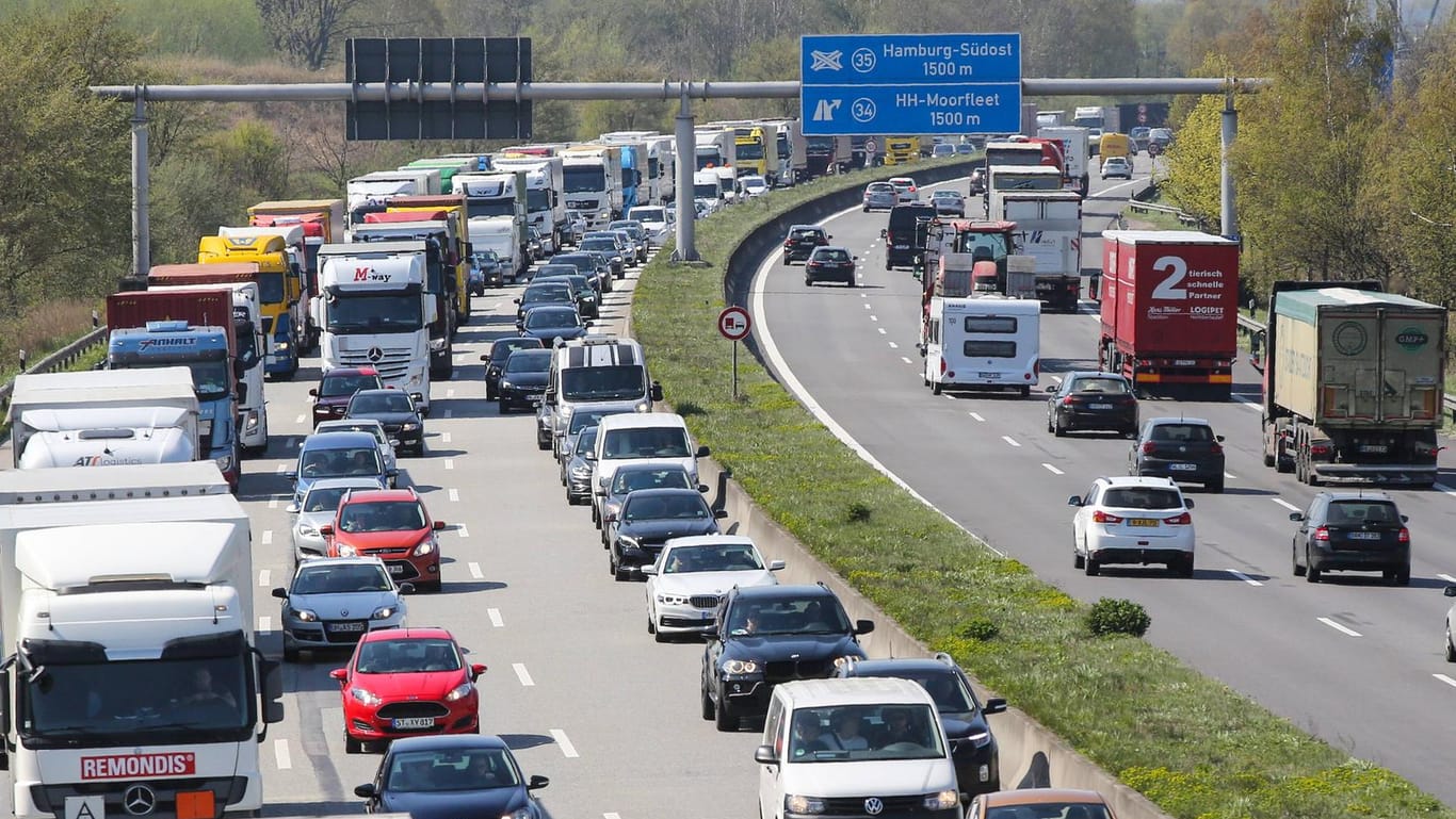 Stau auf der Autobahn in Hamburg: Ab Mittwoch kann es auf mehreren Verkehrswegen zu Behinderungen kommen.