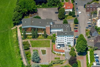 Das Richard-Römer-Lennebad in Hagen-Hohenlimburg von oben: Das Bad startet in die neue Saison.