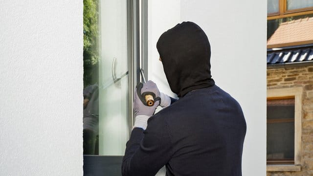 Leicht gekippte Fenster mit einer Sicherungsfunktion machen es dem Einbrecher schwer.