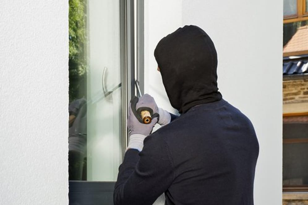 Leicht gekippte Fenster mit einer Sicherungsfunktion machen es dem Einbrecher schwer.