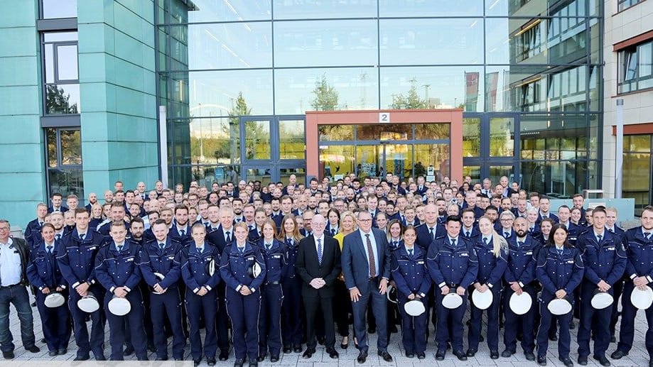 Neuankömmlinge der Polizei Köln: Empfangen wurden sie von Polizeipräsident Uwe Jacob. Neuankömmlinge der Polizei Köln: Empfangen wurden sie von Polizeipräsident Uwe Jacob.