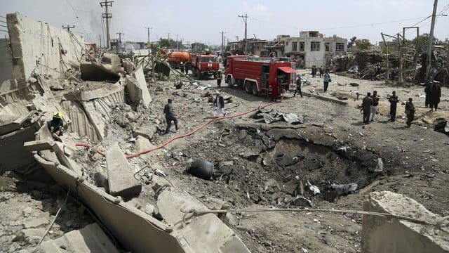 Rettungskräfte und Polizisten am Anschlagsort in Kabul.